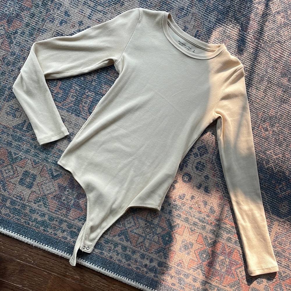 Abercrombie cream bodysuit. Size Small. Excellent condition.